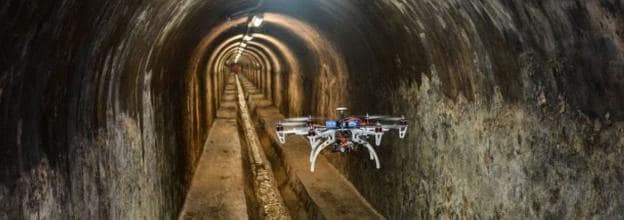 Un dron inspecciona la red de alcantarillado de una ciudad, reduciendo gastos y riesgos laborales. :: r. c.