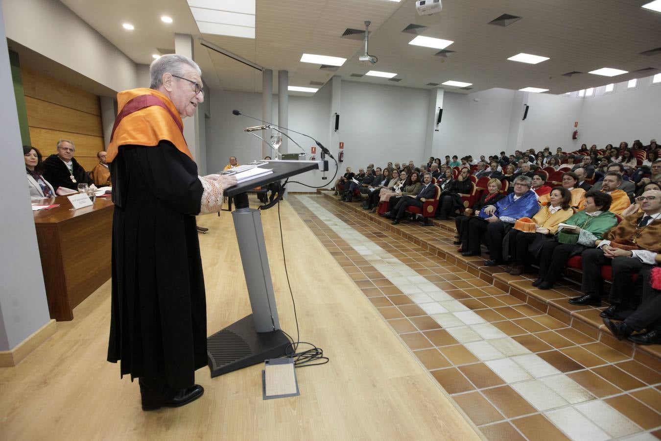 El Catedrático de Economía Financiera de la Universidad de Barcelona y, desde ayer lunes, investido como Doctor Honoris Causa de la Universidad de Extremadura