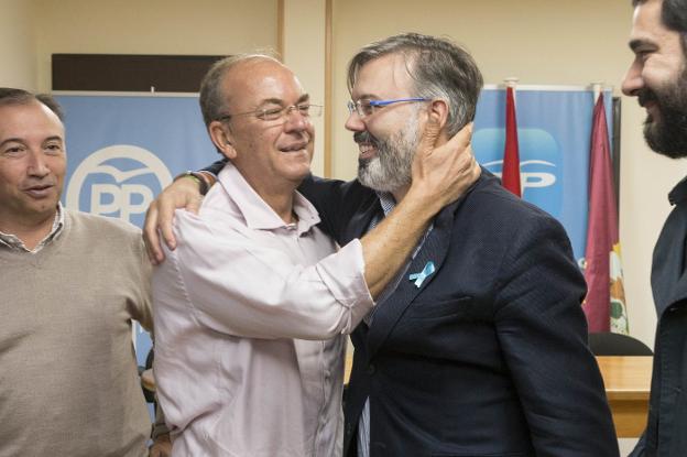 Monago y Pizarro se abrazan ayer en la sede local del PP. :: andy solé