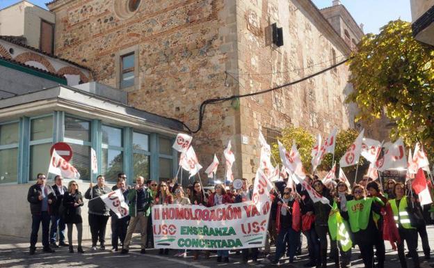 La protesta de trabajadores de la enseñanza concertada se ha llevado a cabo en Mérida:. 