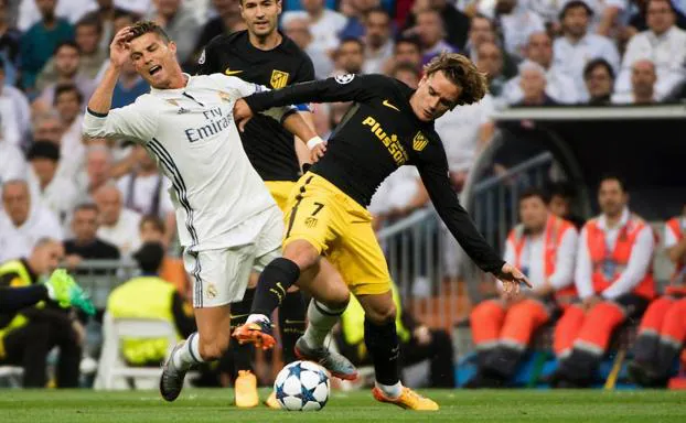 Cristiano y Griezmann disputan un balón en la ida de Champions de la pasada campaña. 