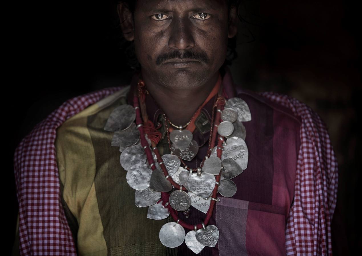 Un grupo de mujeres que creen haber sido poseídas por espíritus malignos danzan y cantan mantras en la víspera de una noche de luna llena, mientras se congregan para la celebración del "Festival de los fantasmas", en las orillas del río Kamala en el distrito de Danusha (Nepal), el 3 de noviembre de 2017. La celebración tiene siglos de tradición y tiene lugar anualmente en la noche de luna llena de noviembre. Miles de personas se congregan para llevar a cabo rituales de sanación conducidos por chamanes, en los que se "cura" a personas poseídas de espíritus malignos que acechan el porvenir de las familias.