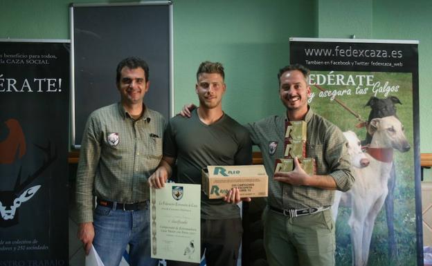 Jesús Lozano Rebollo recibe el premio de campeón de Extremadura.