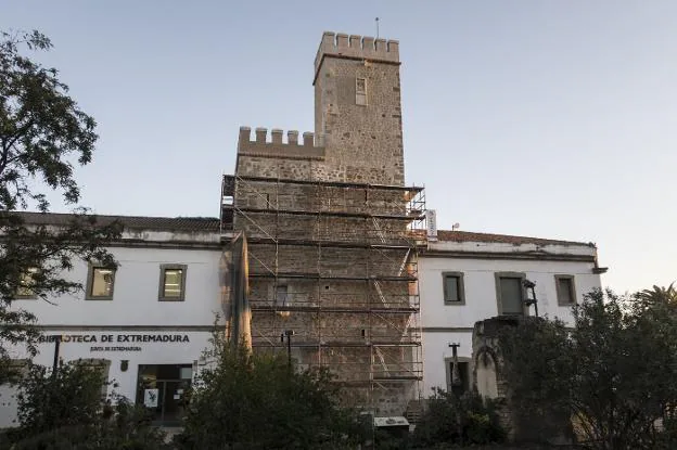 El andamio de la torre de Santa María se retiró parcialmente ayer. :: Pakopí