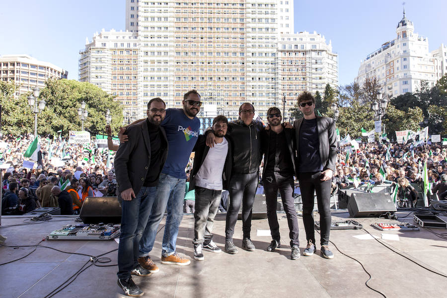 La Plaza de España de Madrid fue una fiesta para los miles de extremeños que acudieron a la concentración por el #trendignoya, pero también fue el momento de la reivindicación. Las voces se alzaron con un propósito: pedir iguladad y justicia.