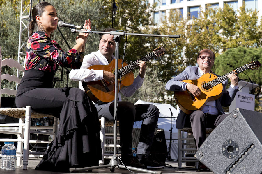 La Plaza de España de Madrid fue una fiesta para los miles de extremeños que acudieron a la concentración por el #trendignoya, pero también fue el momento de la reivindicación. Las voces se alzaron con un propósito: pedir iguladad y justicia.