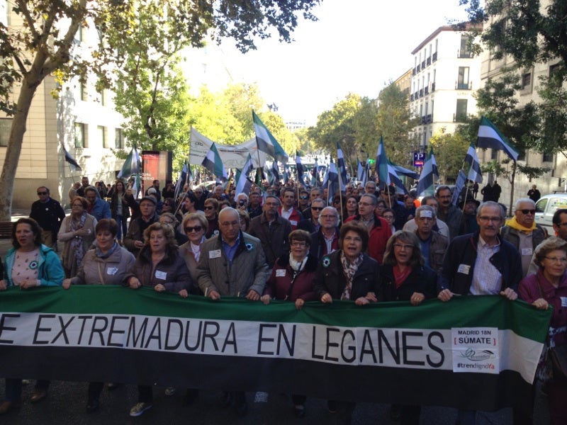 El tren en el que se han subido políticos de todos los partidos políticos con representación en la Asamblea así como responsables de asociaciones y organizaciones que firmaron el Pacto del Tren partió de madrugada hacia Madrid.