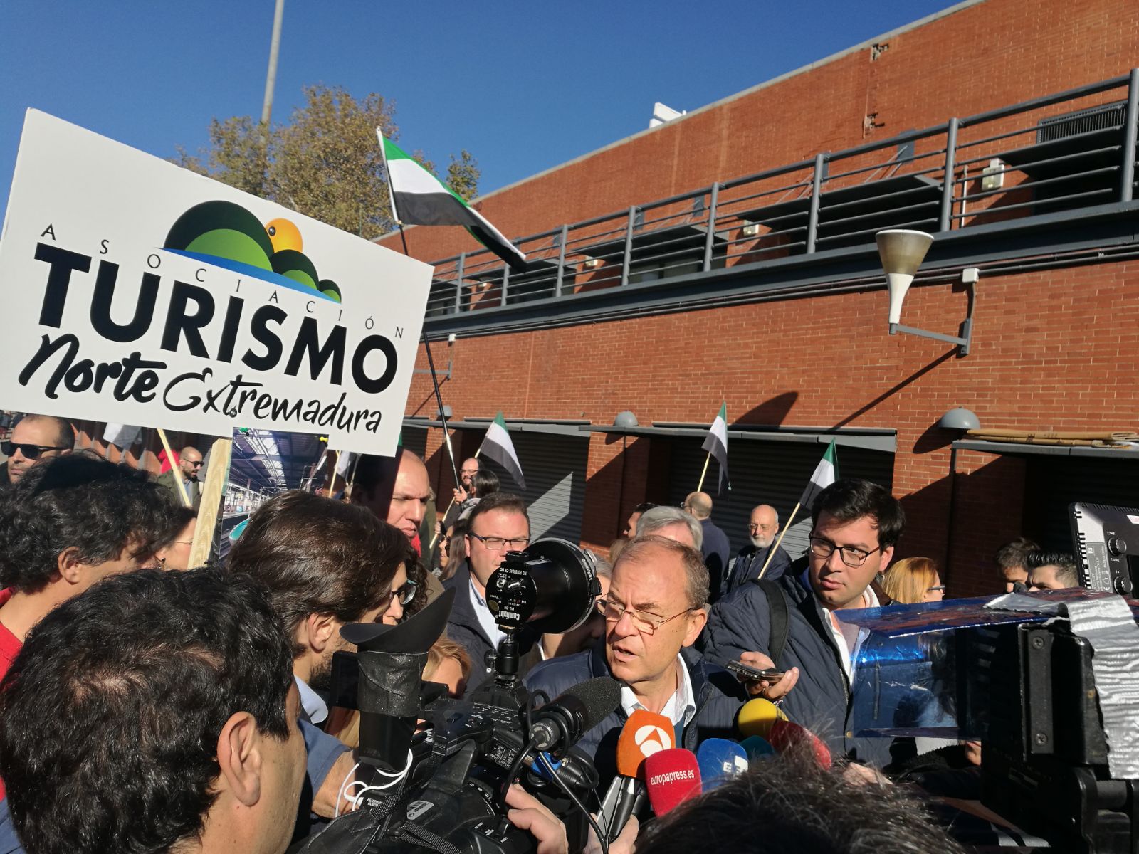 El tren en el que se han subido políticos de todos los partidos políticos con representación en la Asamblea así como responsables de asociaciones y organizaciones que firmaron el Pacto del Tren partió de madrugada hacia Madrid.