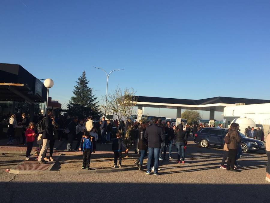 320 autobuses llenos de extremeños han hecho el recorrido hasta Madrid | En un tren viajó la comitiva formada por políticos de todos los partidos con representación en la Asamblea y responsables de asociaciones y organizaciones que firmaron el Pacto del Tren 