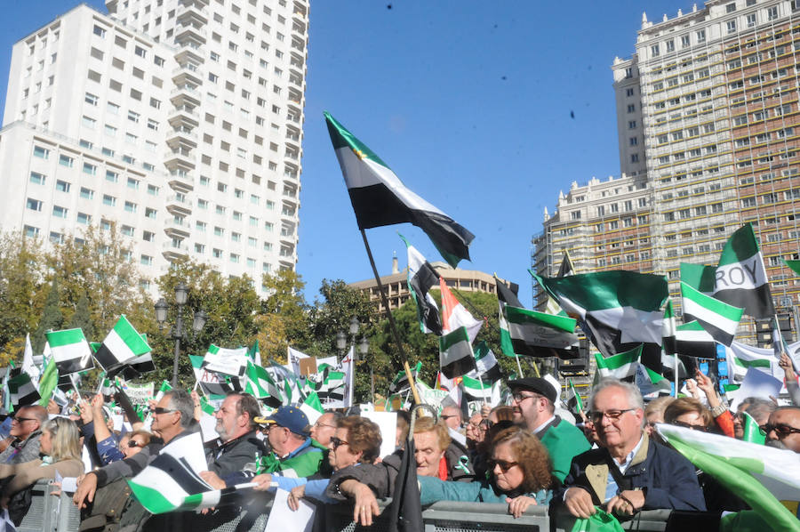 Miles de extremeños exhibiendo pancartas reivindicativas y banderas extremeñas llenan la plaza de España en la concentración por el #trendignoya