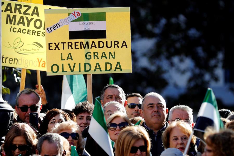 Miles de extremeños exhibiendo pancartas reivindicativas y banderas extremeñas llenan la plaza de España en la concentración por el #trendignoya