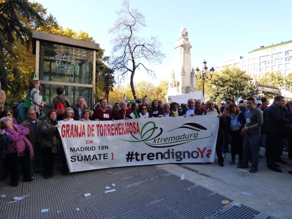Miles de extremeños exhibiendo pancartas reivindicativas y banderas extremeñas llenan la plaza de España en la concentración por el #trendignoya