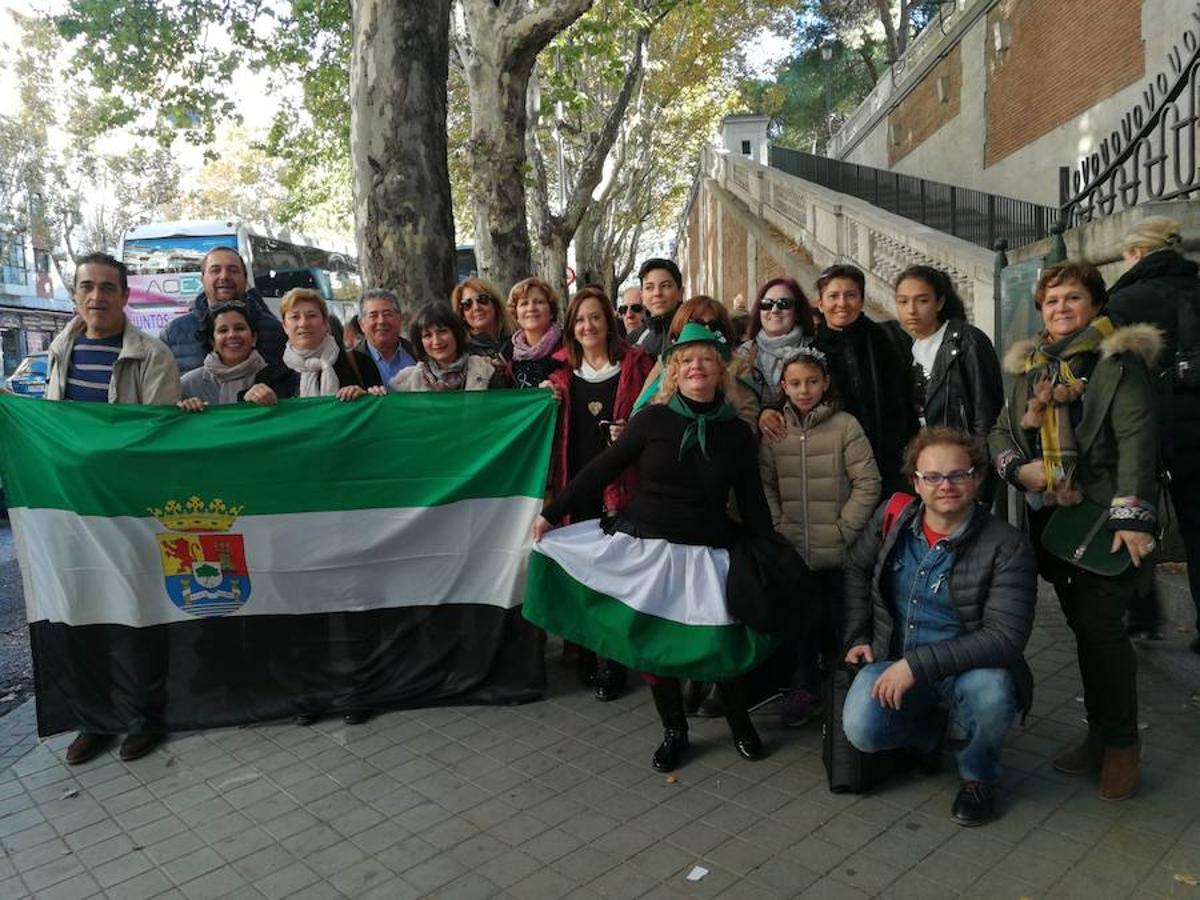 320 autobuses llenos de extremeños han hecho el recorrido hasta Madrid | En un tren viajó la comitiva formada por políticos de todos los partidos con representación en la Asamblea y responsables de asociaciones y organizaciones que firmaron el Pacto del Tren 