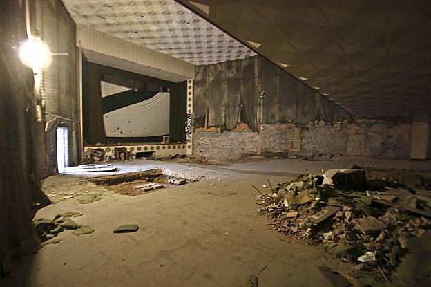 Estado en el que se encuentra actualmente el patio de butacas del María Luisa :: J.M. ROMERO