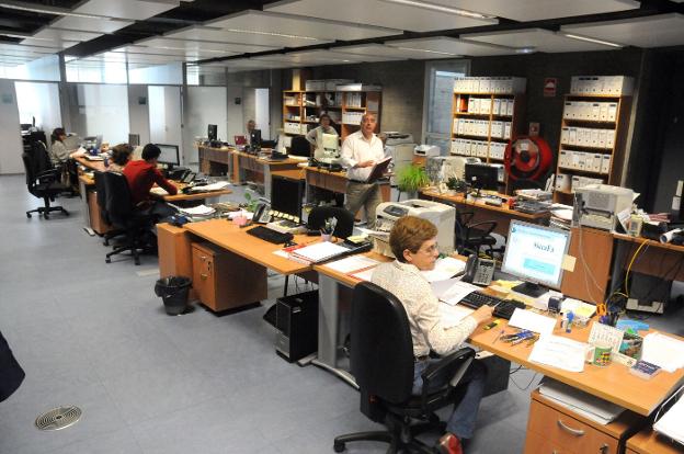 Trabajadores de la Junta en las consejerías del Tercer Milenio en una imagen de archivo. :: hoy