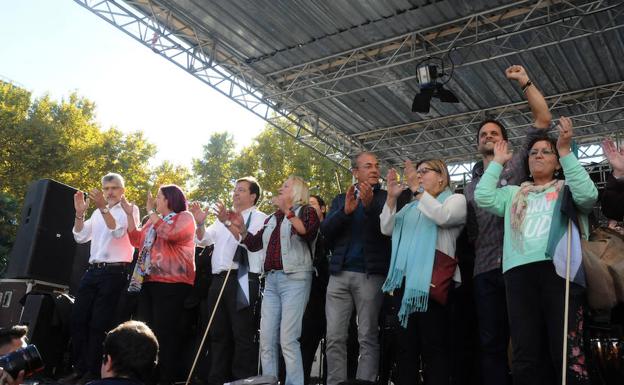 Algunos de los políticos subidos al escenario en la Plaza de España de Madrid 