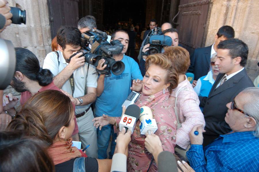 Carmen Sevilla es 'asediada' por sus fans a la salida de la Concatedral de Cáceres, donde recibió la Medalla al Mérito de las Bellas Artes de la manos de los Reyes.