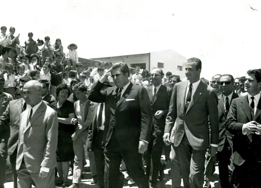 Visita del Rey Juan Carlos I a la cooperativa Santa Ana de Almendralejo en 1969.