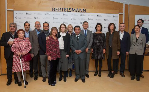 Familiares de pacientes, escritores y responsables de la Clínica Universidad de Navarra.