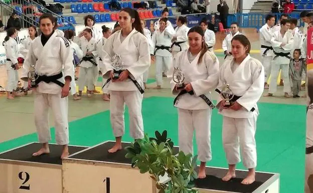 María Delgado en el segundo puesto del podio en la Copa de España Senior de Valladolid. :: FEXJUDO 