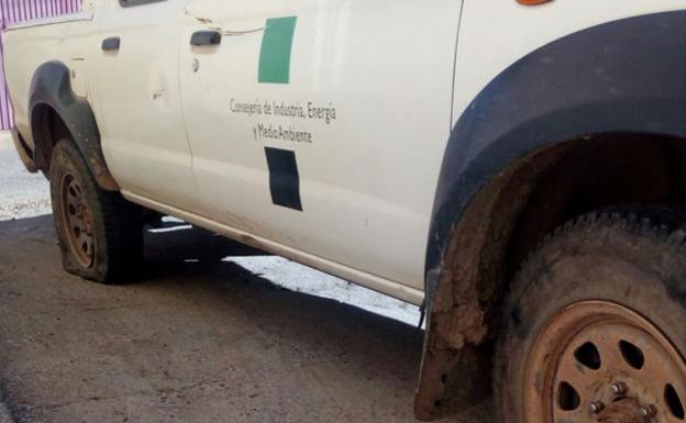 Ruedas pinchadas en un vehículo de los agentes del Medio Natural tras una montería en el entorno de la Reserva de Cijara 