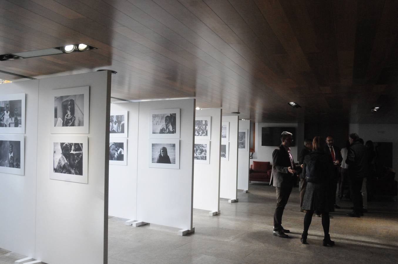 Esta exposición abrió los actos de la Asamblea de Extremadura dedicados al Día Internacional contra la Violencia de Género. La muestra fotográfica de Jesús López Santana, "África con rostro de mujer", permanecerá en Mérida hasta el 30 de noviembre y llegará después a Badajoz y Cáceres. Está organizada por el Secretariado de Actividades Culturales de la Universidad de Extremadura. 