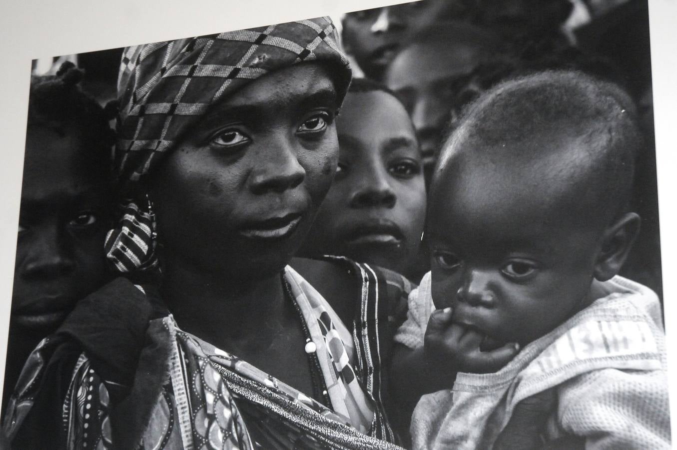 Esta exposición abrió los actos de la Asamblea de Extremadura dedicados al Día Internacional contra la Violencia de Género. La muestra fotográfica de Jesús López Santana, "África con rostro de mujer", permanecerá en Mérida hasta el 30 de noviembre y llegará después a Badajoz y Cáceres. Está organizada por el Secretariado de Actividades Culturales de la Universidad de Extremadura. 