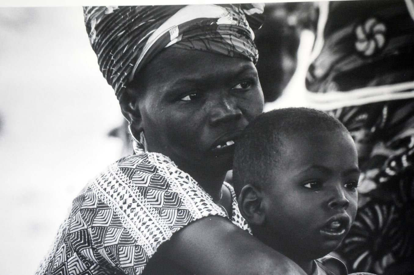 Esta exposición abrió los actos de la Asamblea de Extremadura dedicados al Día Internacional contra la Violencia de Género. La muestra fotográfica de Jesús López Santana, "África con rostro de mujer", permanecerá en Mérida hasta el 30 de noviembre y llegará después a Badajoz y Cáceres. Está organizada por el Secretariado de Actividades Culturales de la Universidad de Extremadura. 