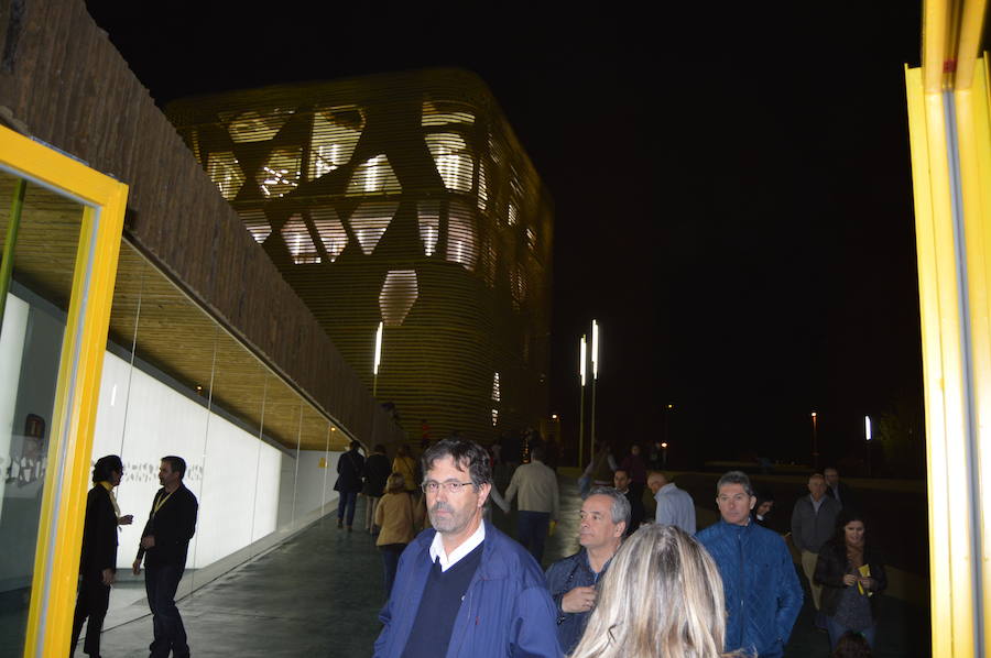 Este edificio tuvo ayer su puesta de largo, tras 10 años de gestación, con un doble concierto