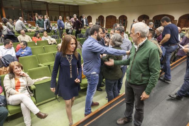 En el centro, Belén Fernández, nueva secretaria general local, y Vicente Valle, secretario saliente. :: j. rey