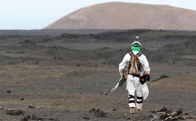 El astronauta Matthias Maurer recoge muestras geológicas en Lanzarote.