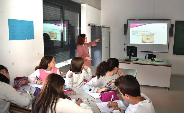 Imagen principal - La principal: Alumnos de Santa Bárbara en clase de inglés . Clase bilingües de ciencias sociales. Centro placentino muestra en su entrada que cuenta con sección bilingüe.