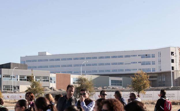 Al fondo, el nuevo hospital de Cáceres, cuya primera fase se prevé acabar en el verano de 2018.