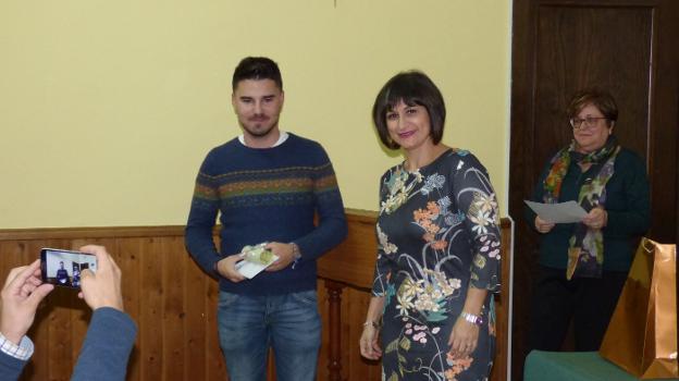 Víctor Jiménez recibió el premio de manos de la alcaldesa. :: MAM