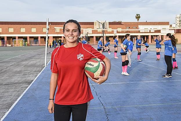 Ana Domínguez (23 años) con «sus niñas», como ella les llama, del club Don Bosco, en Badajoz. :: arnelas