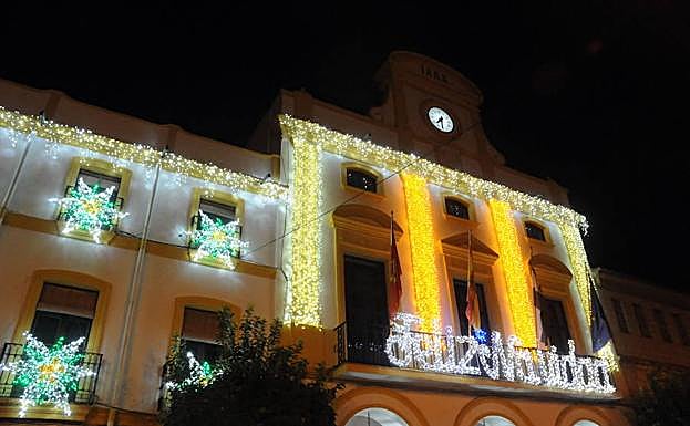La fachada del Ayuntamiento de Mérida, iluminada durante las navidades pasadas.