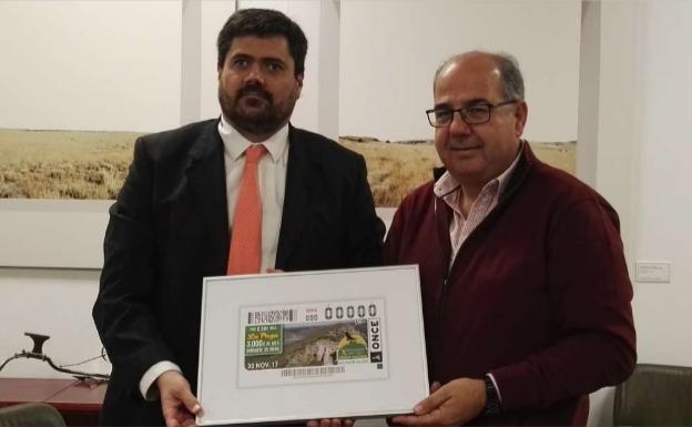 Fernando Iglesias, delegado territorial de la ONCE en Extremadura, y el director general de Medio Ambiente, Pedro Muñoz:: HOY