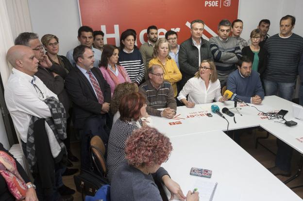 Blanca Martín (sentada en el centro), rodeada ayer por militantes que apoyan su candidatura. :: andy solé