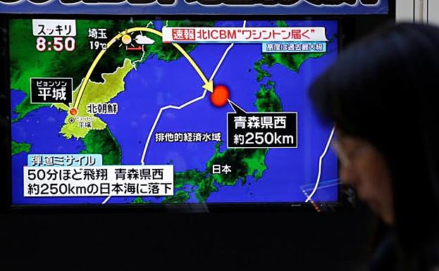La televisión norcoreana muestra el recorrido del misil.