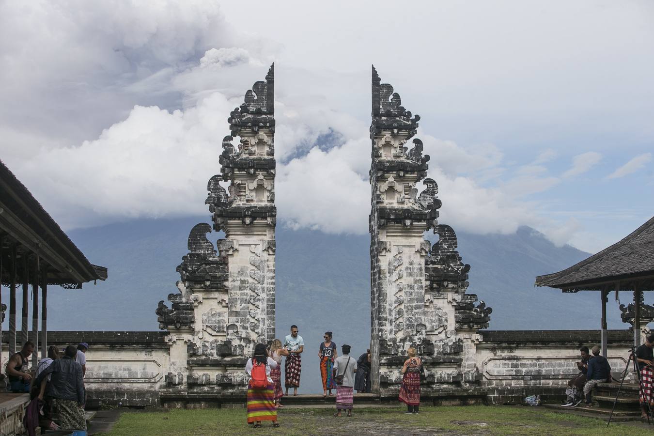 El volcán Monte Agung arroja ceniza volcánica caliente en Karangasem, Bali (Indonesia). Según informes de medios, la junta nacional de gestión de desastres de Indonesia elevó la alerta para el volcán al estado más alto y cerró el aeropuerto internacional Ngurah Rai en Bali debido a la nube de cenizas.
