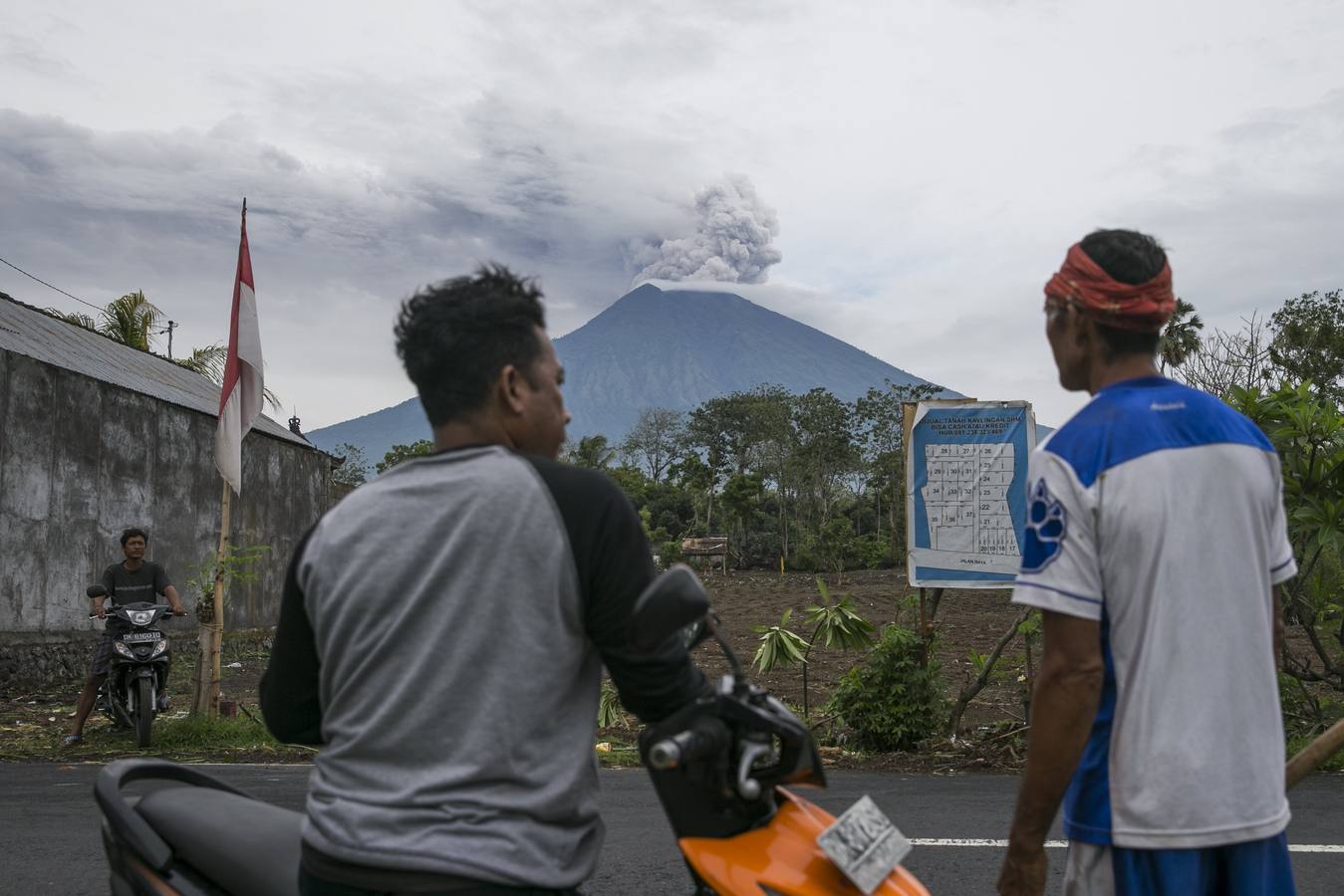 El volcán Monte Agung arroja ceniza volcánica caliente en Karangasem, Bali (Indonesia). Según informes de medios, la junta nacional de gestión de desastres de Indonesia elevó la alerta para el volcán al estado más alto y cerró el aeropuerto internacional Ngurah Rai en Bali debido a la nube de cenizas.
