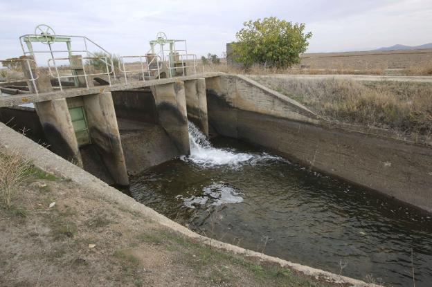 Compuerta del canal que nutre a Miajadas. :: J. M. Romero