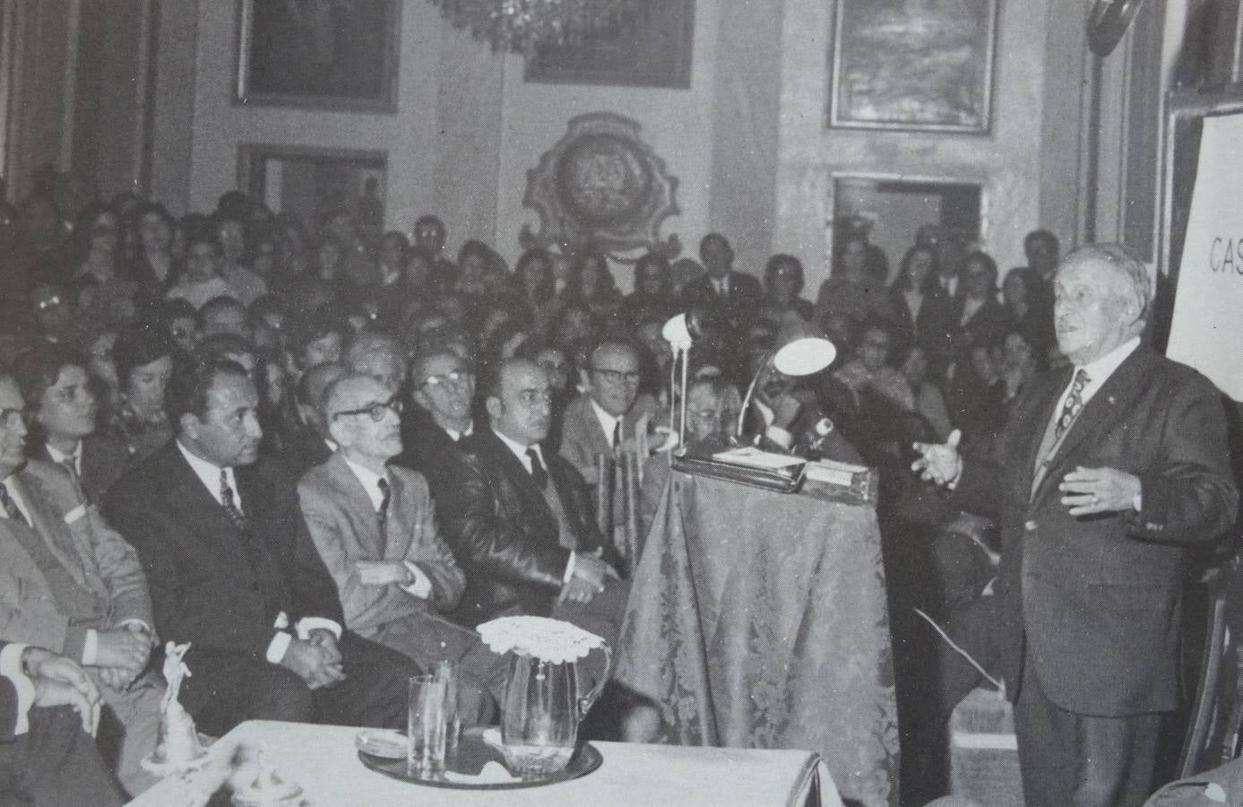 10-Año 1972. Conferencia en el salón de plenos del cronista de la ciudad Antonio Floriano Cumbreño