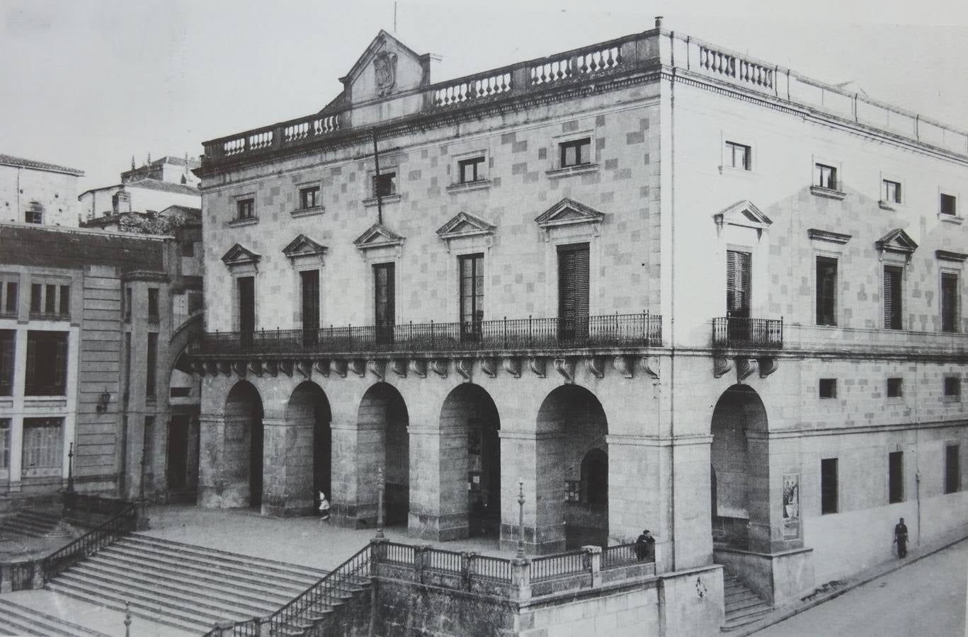 8-Año 1941. El edificio aún tiene el escudo. (Foto Javier)