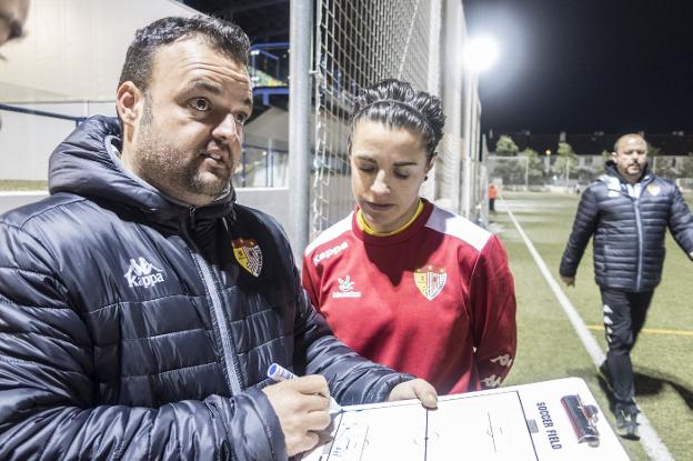 Alba Merino atiende las indicaciones de Juan Carlos Antúnez en un entrenamiento. :: Pakopí