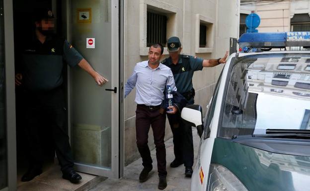 El Guardia Civil acusado de intentar matar con veneno a una compañera del cuerpo, a su marido y a su hijo de 3 años en Villajoyosa, entra al juicio en la Audiencia Provincial de Alicante. / 