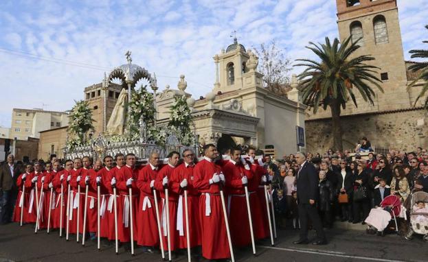 trajes de iglesia rojos