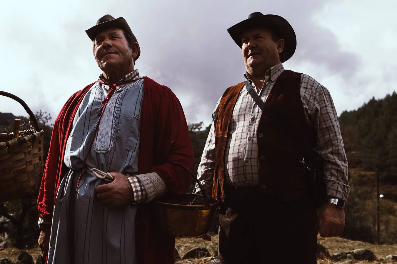 La Chicharrona era un personaje mítico de las sierras hurdanas. Era una mujerona con pandereta y garrote que bajaba de las montañas con una ristra de chorizos al cuello. Llegaba el día de “La Pura”, la Purísima Concepción, que era el día que se entronizaba a esta mitológica figura.