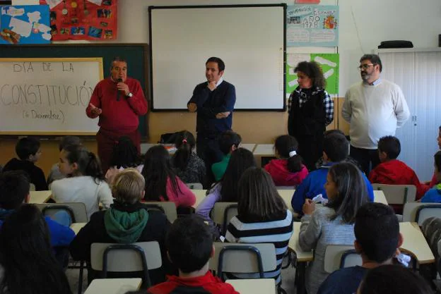 El director del centro con Ramos, Rubio y Paredes. :: JSP