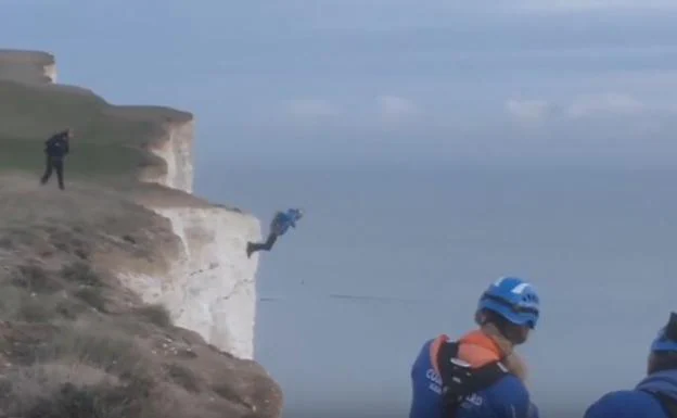 Salto heroico por un acantilado 